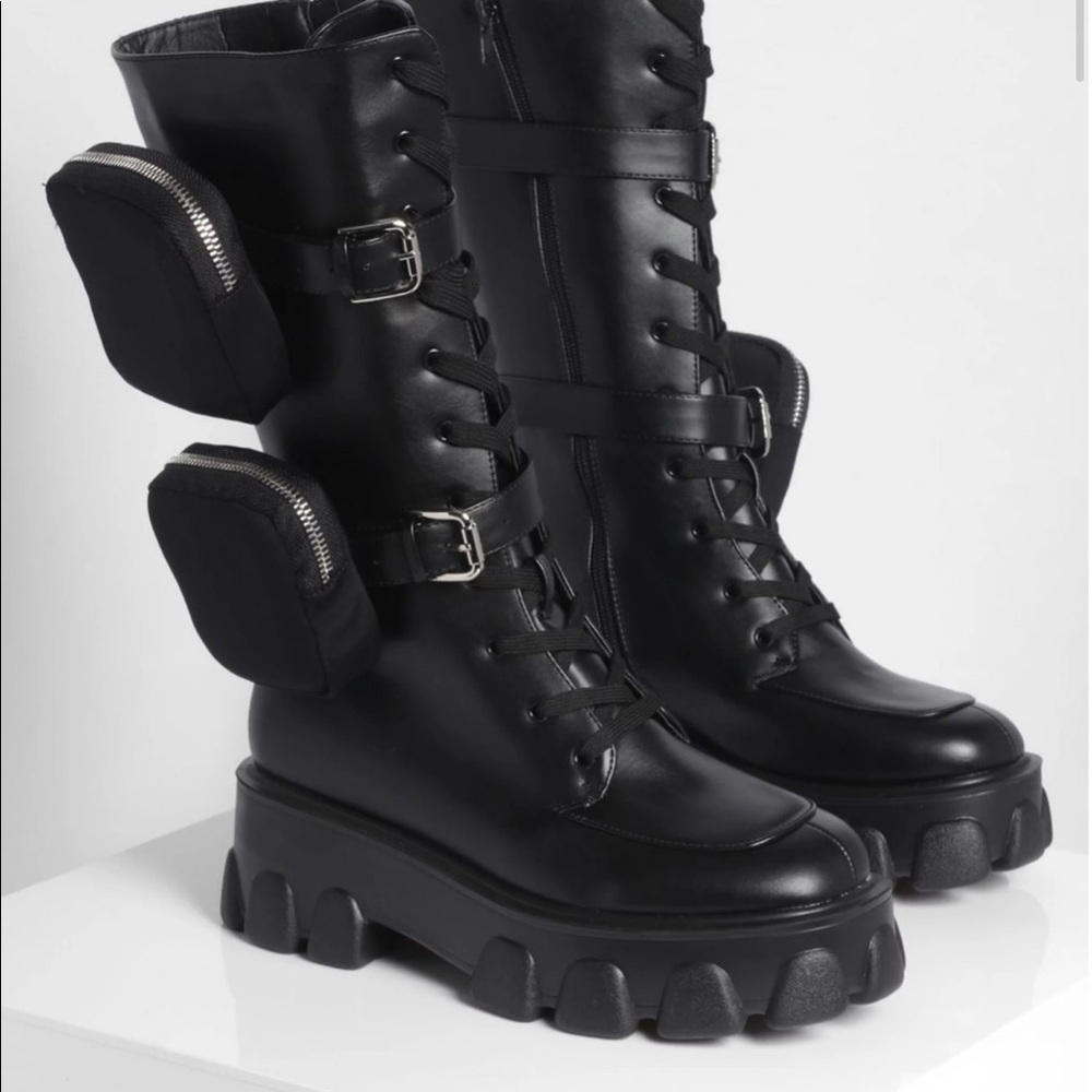 Double pouch Lace up hiker boot